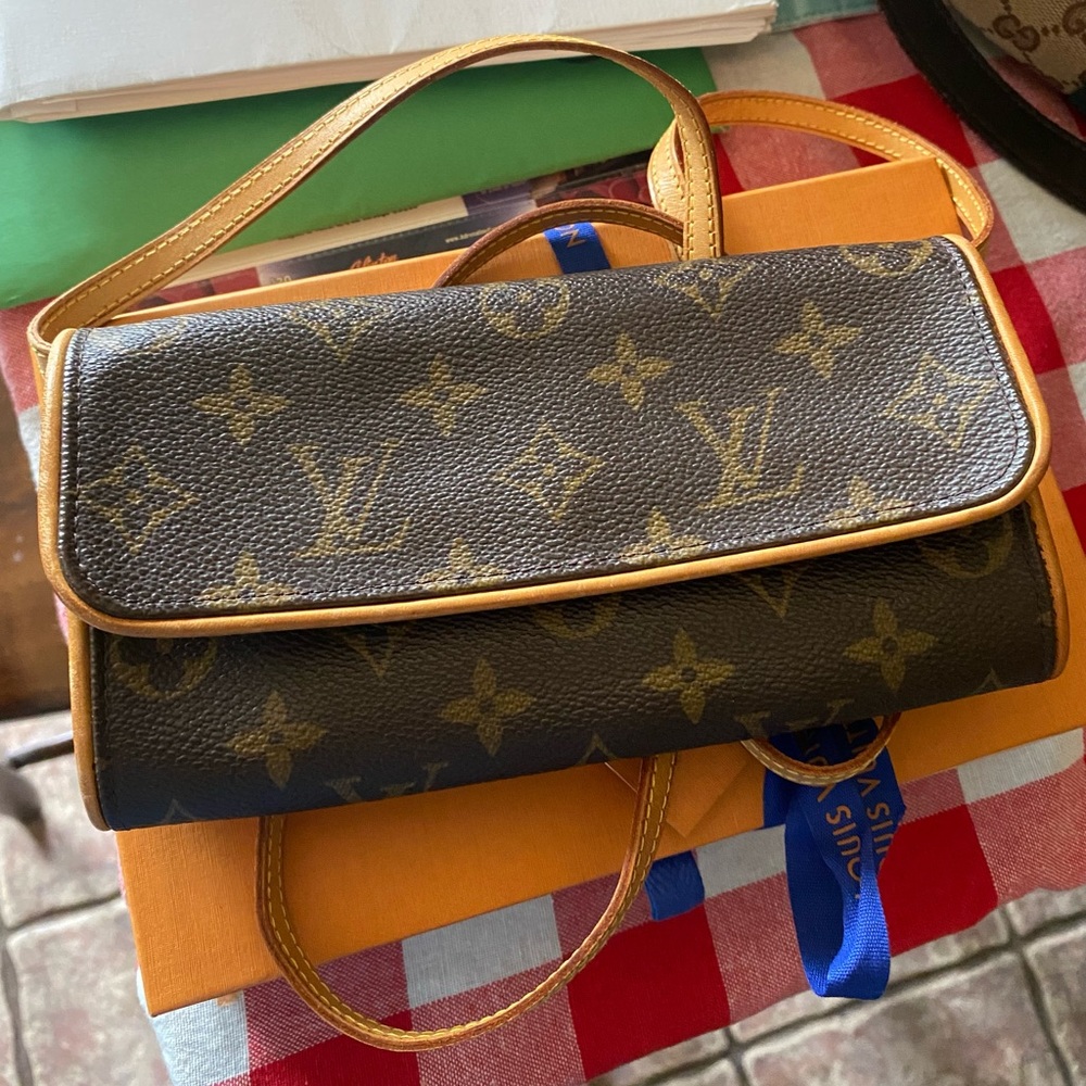 LV POCHETTE PM monogram canvas